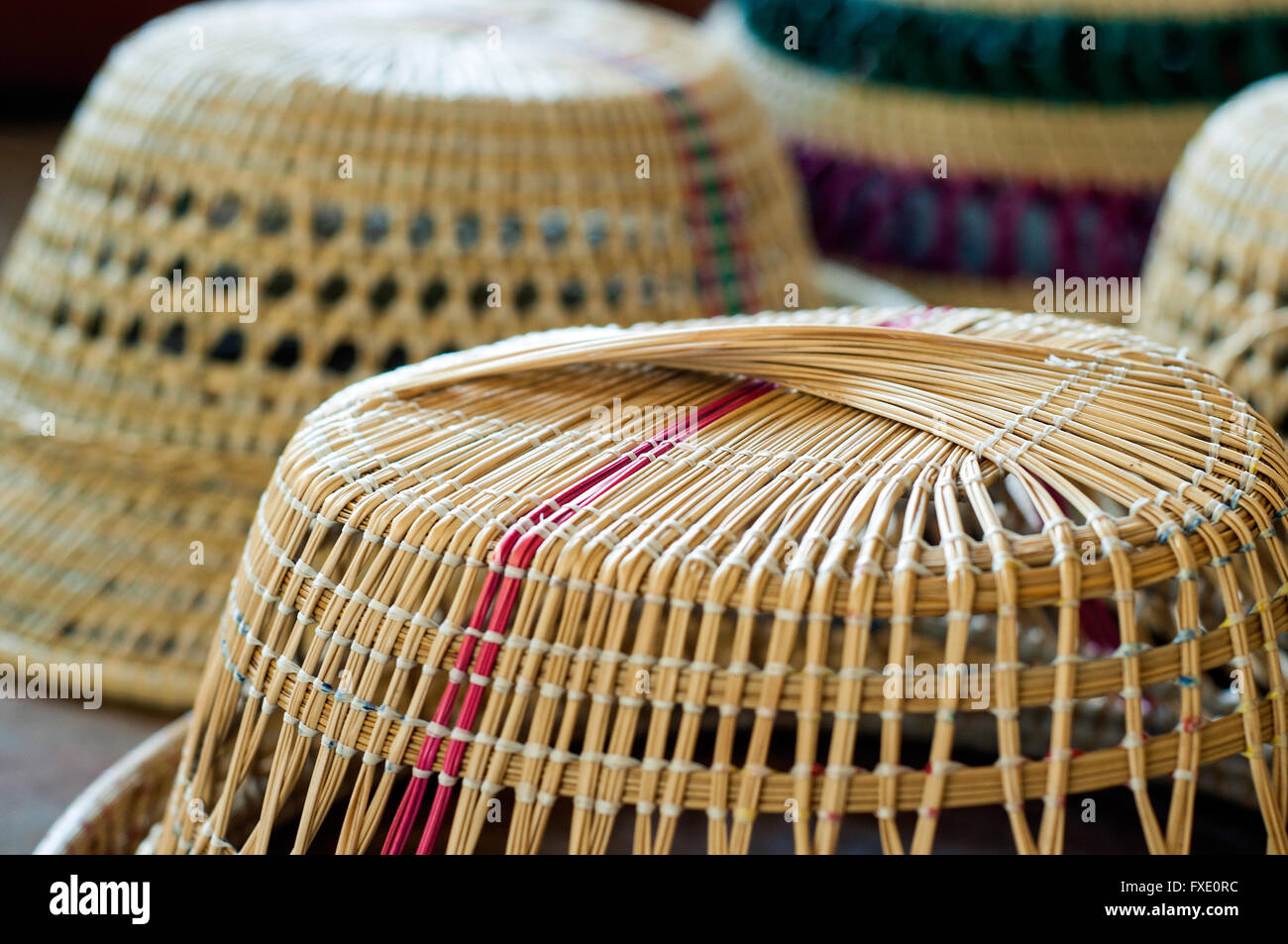 Gewebte Hüte auf Verkauf, Handwerkermarkt, Osten, CBD, Maseru, Lesotho Stockfoto