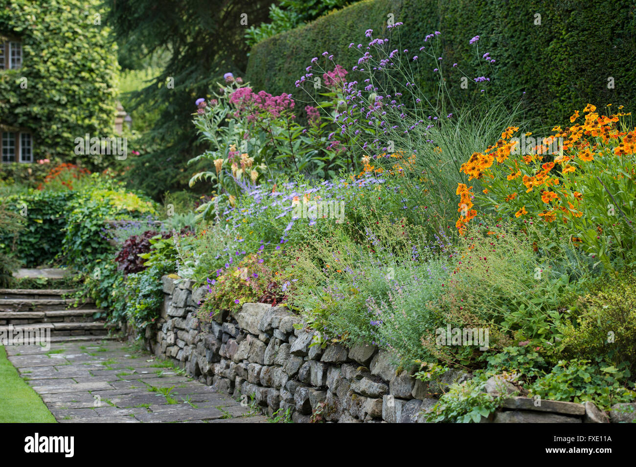 Privaten, traditionellen, gepflegten, ländlichen Garten, West Yorkshire, England - bunte Blumen auf der erhöhten krautige Grenze im Sommer. Stockfoto