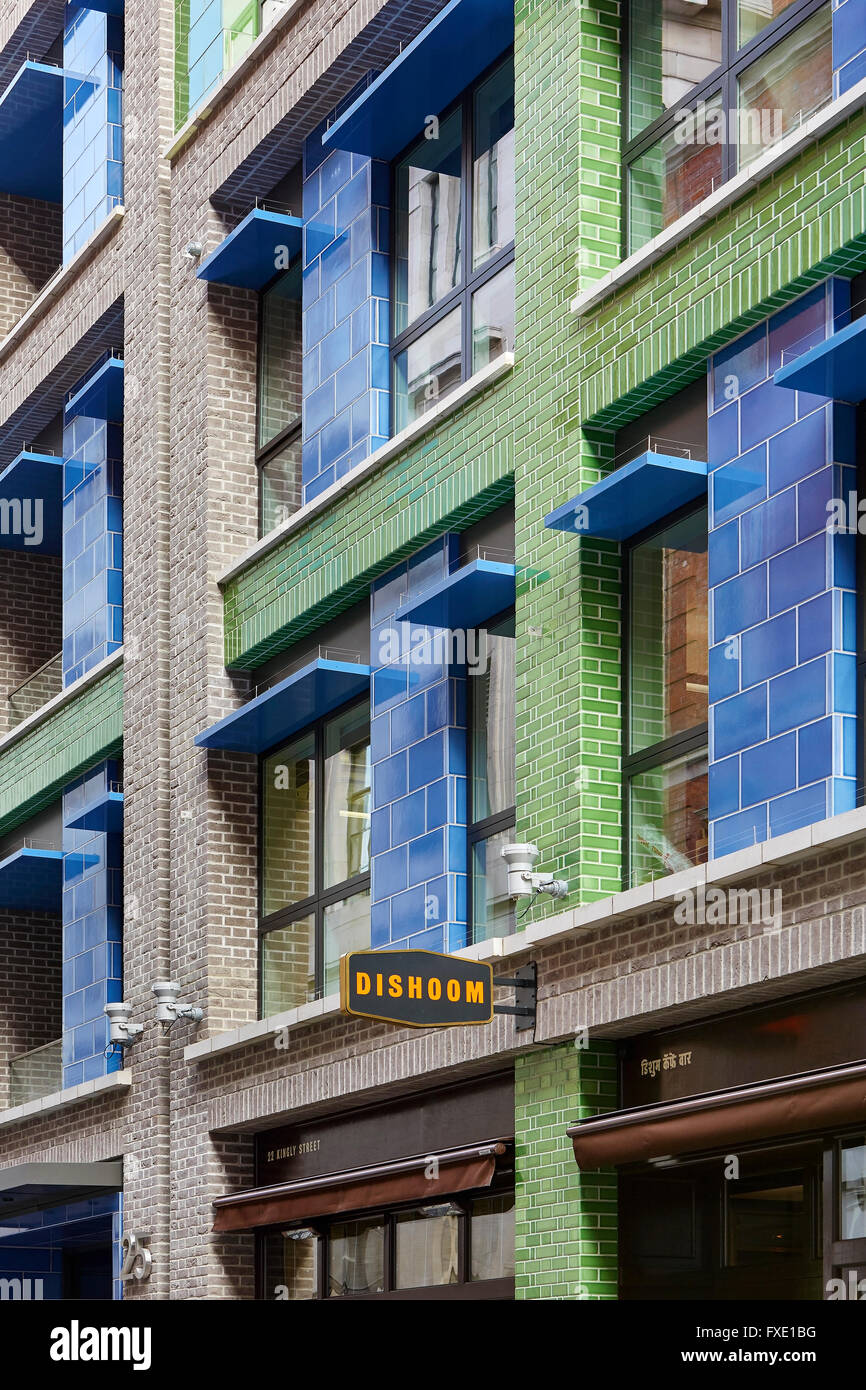 Mauerwerk, bunt glasierten Ziegel und Fenster offenbart. 36 Carnaby Street + Carnaby Court, London, Vereinigtes Königreich. Architekt: Rolfe Stockfoto