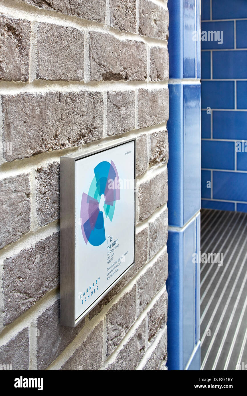 Detail der Fassade mit Firmenschild. 36 Carnaby Street + Carnaby Court, London, Vereinigtes Königreich. Architekt: Rolfe Judd Ltd, 201 Stockfoto