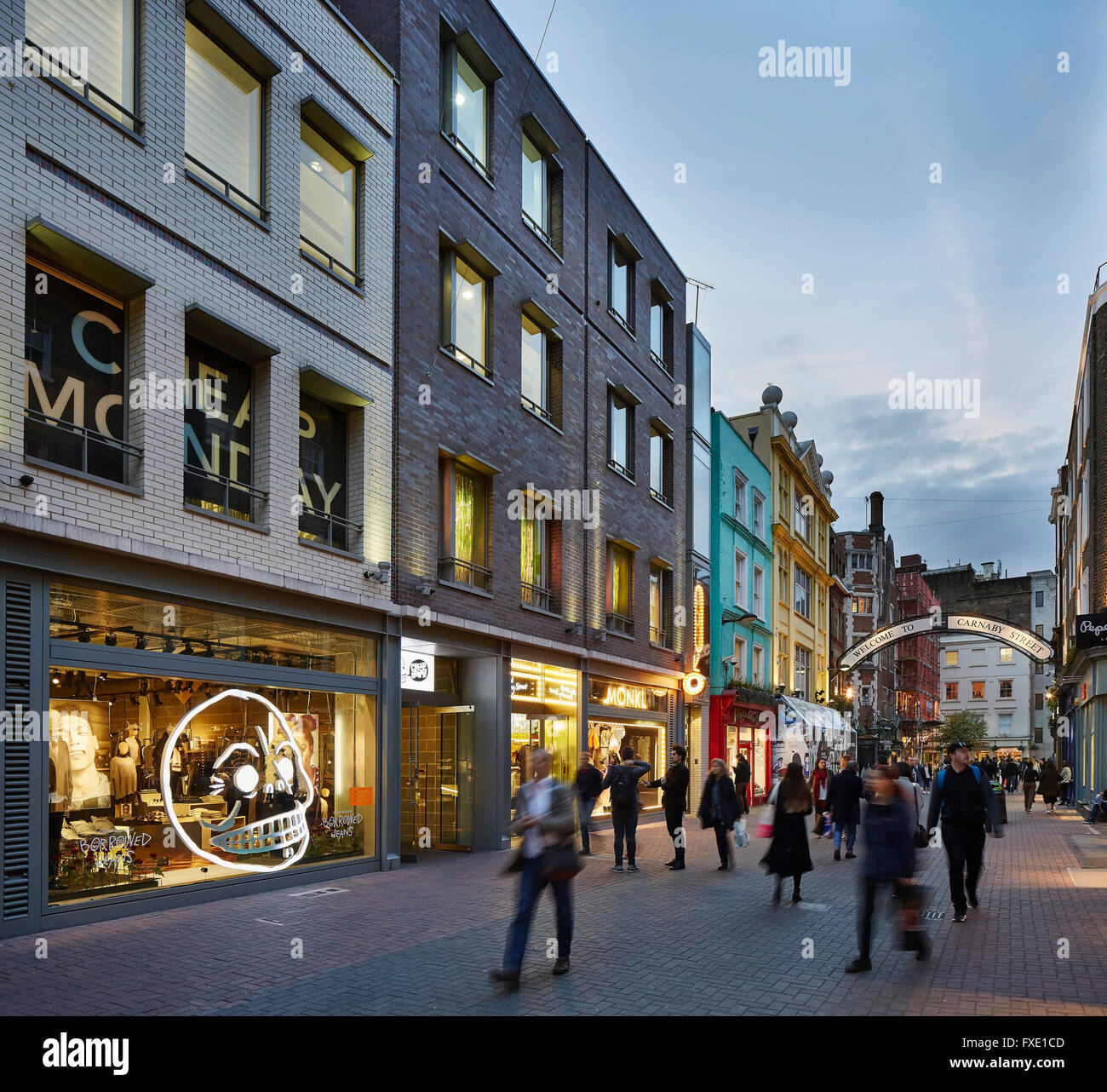 Abenddämmerung Blick entlang der Straße mit beleuchtet Ladeneinrichtungen. 36 Carnaby Street + Carnaby Court, London, Vereinigtes Königreich. Architekt: Rolfe J Stockfoto