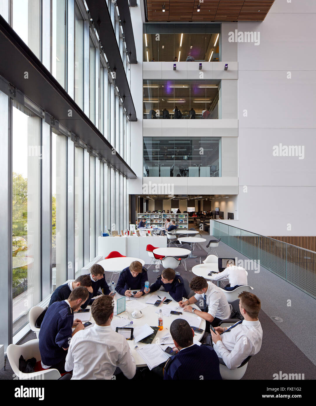 Innenansicht der Studenten bei der Arbeit im wichtigsten Atrium Raum. City of Glasgow College - Campus am Flussufer, Glasgow, Vereinigtes Königreich. Bogen Stockfoto