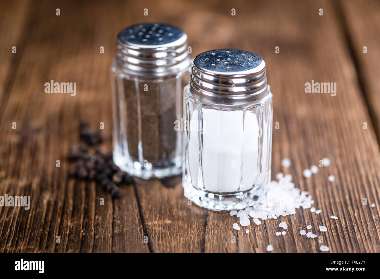 Salz und Pfefferstreuer auf hölzernen Hintergrund (close-up erschossen; selektiven Fokus) Stockfoto