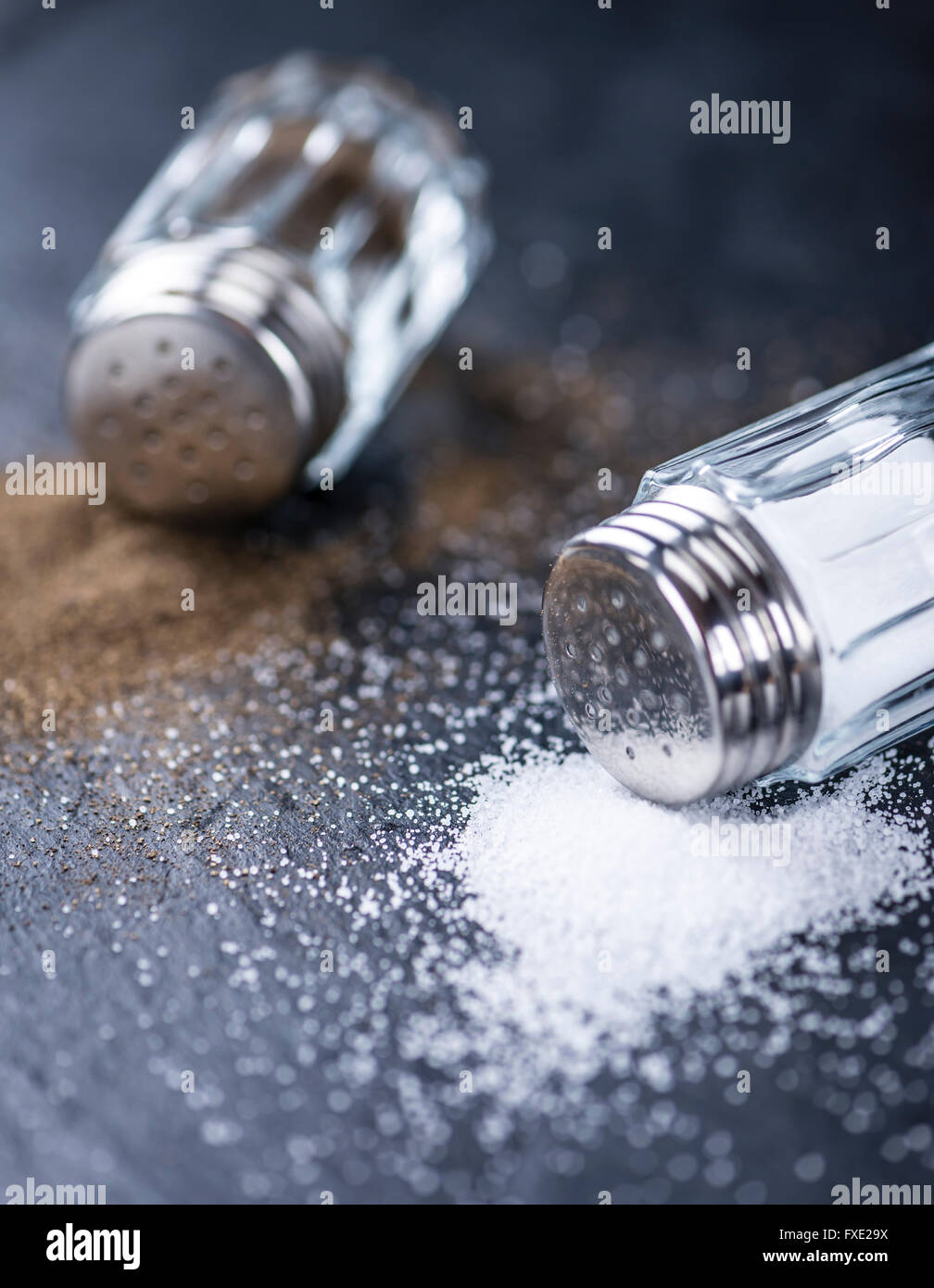 Schiefer Tafel mit Salz und Pfefferstreuer (Tiefenschärfe, Nahaufnahme) Stockfoto