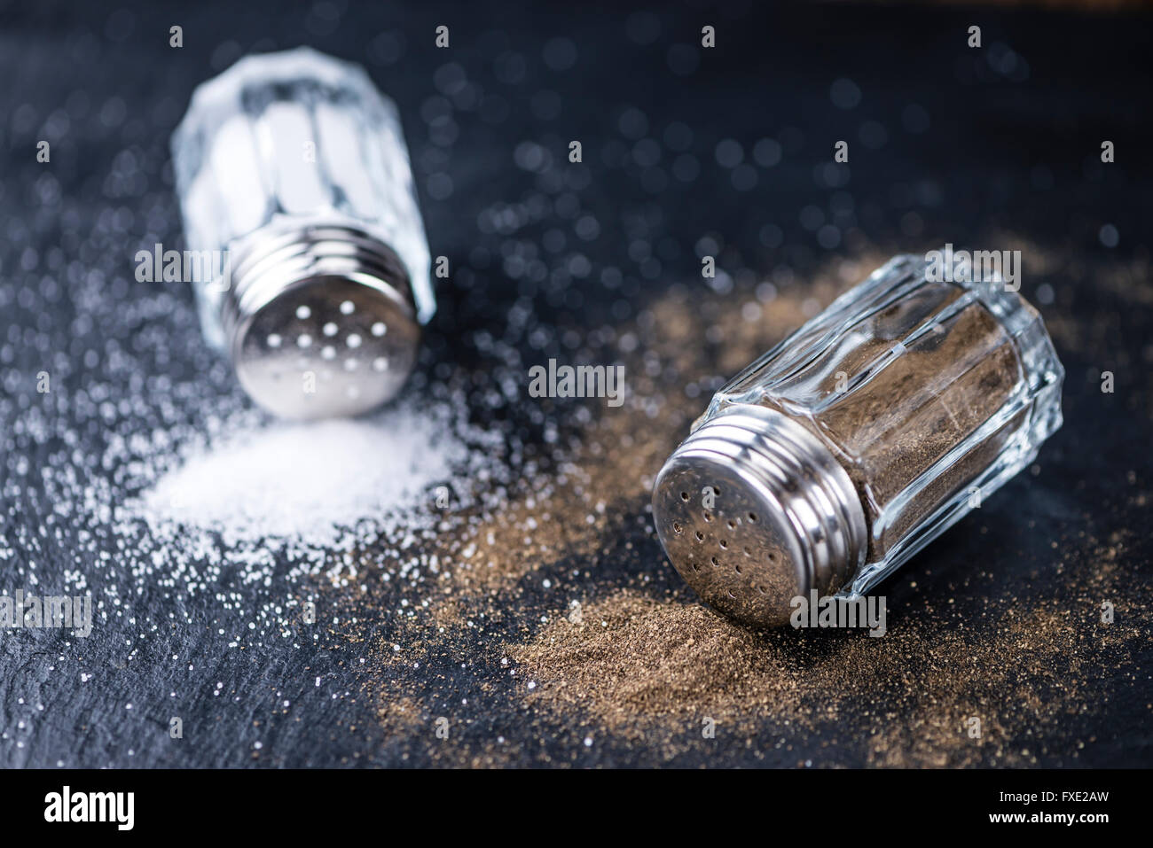 Schiefer Tafel mit Salz und Pfefferstreuer (Tiefenschärfe, Nahaufnahme) Stockfoto