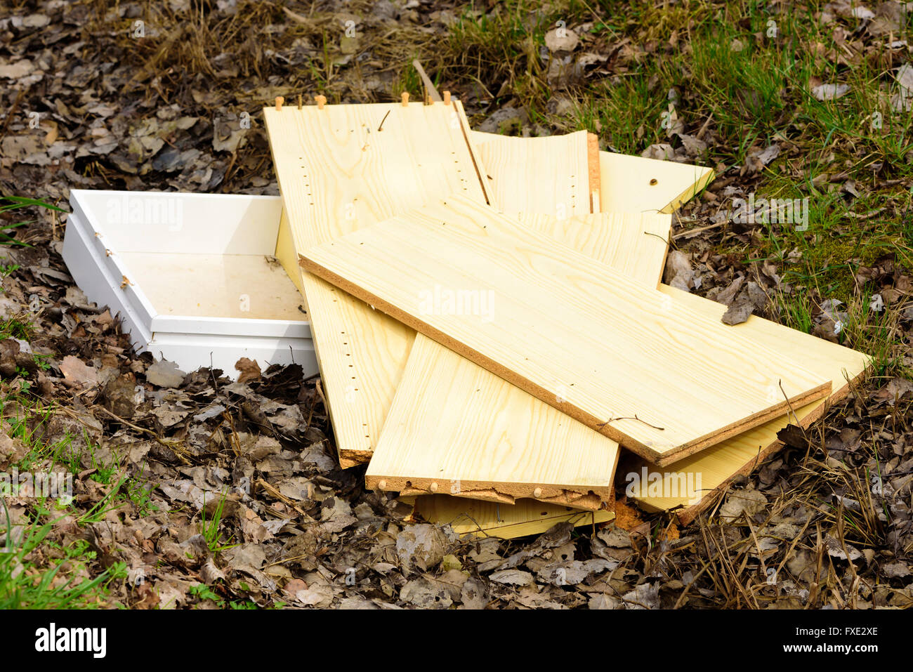 Holz- und Schmutz in der Natur in einem flachen Graben neben der Straße gefunden. Jemand nutzt die Natur als ihre persönliche Dump. Stockfoto