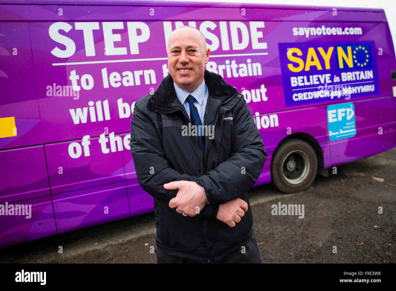 GETHIN JAMES, UKIP, Ceredigion Grafschaftsrat Stadtrat, mit seinem "Say No" Anti-Europa "Schlacht Bus' in Cardigan, Ceredigion: Die Europhilen Wahlkreis im Vereinigten Königreich Stockfoto