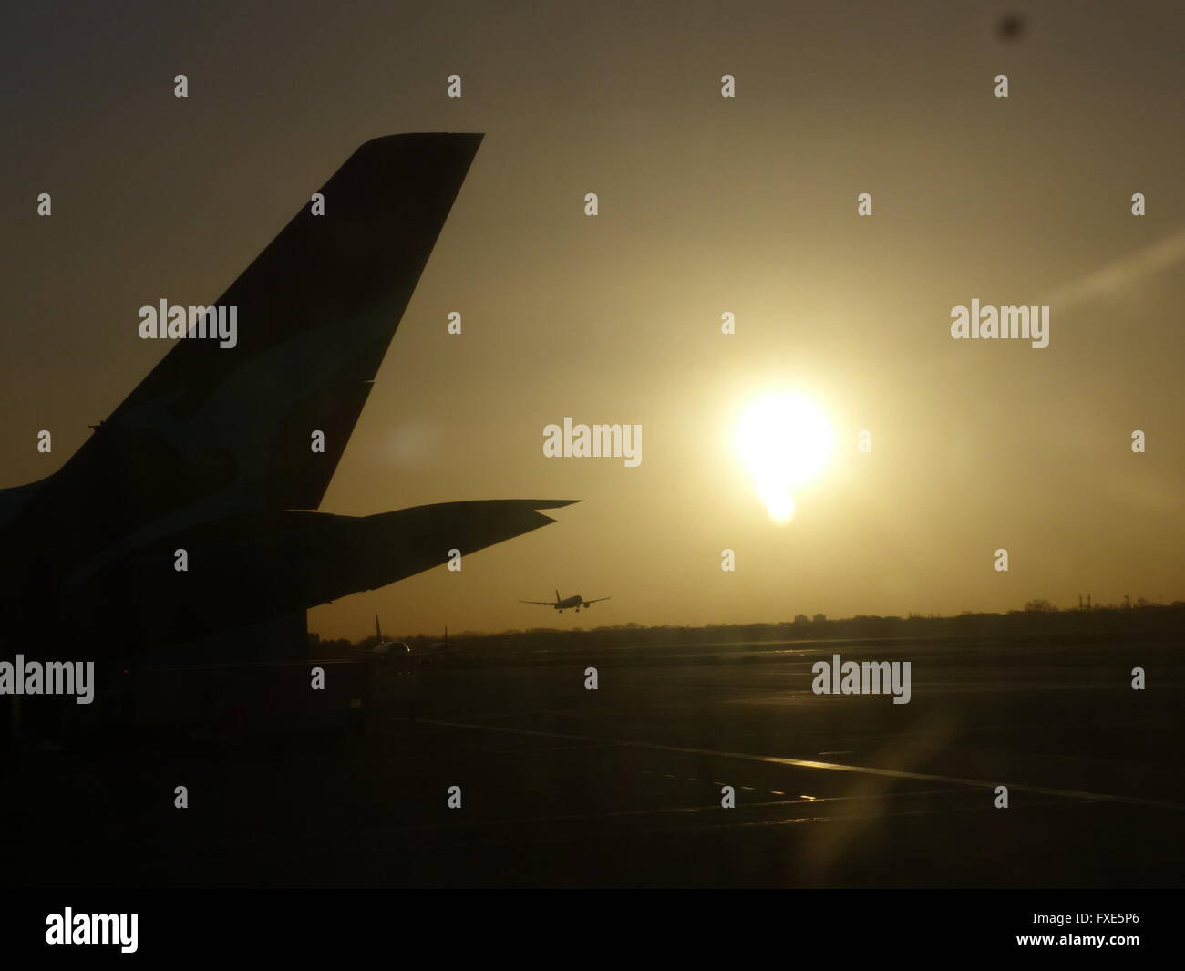 Flughafen mit Sonnenuntergang Stockfoto