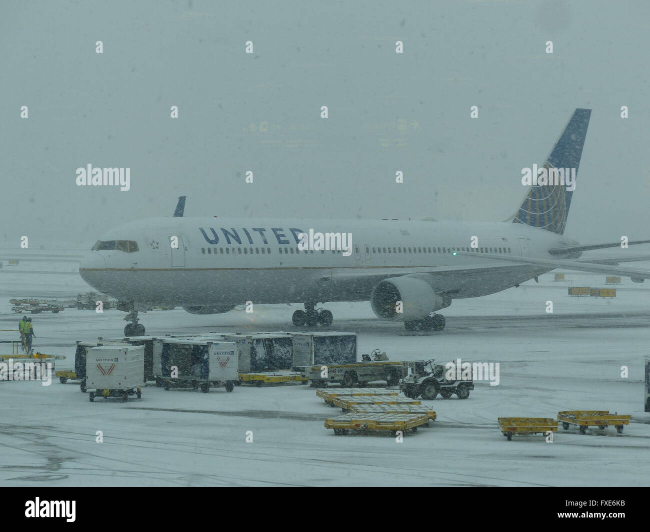 United Airlines Boeing 727 verhandelt Schnee Schneesturm nach der Landung am JFK-Flughafen Stockfoto