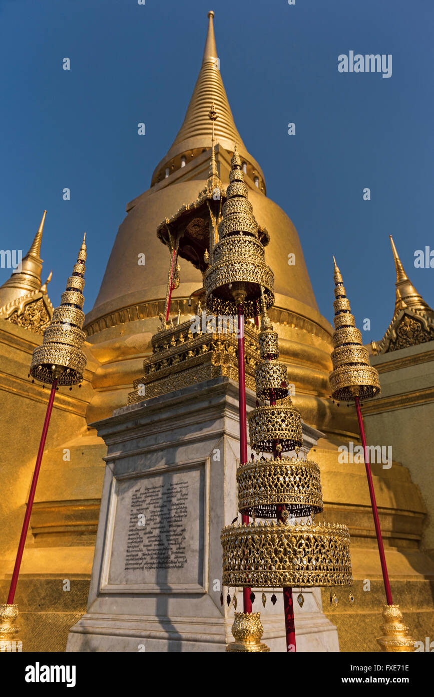 Phra Si Ratana goldene Chedi Wat Phra Kaew Grand Palace Bangkok Thailand Stockfoto