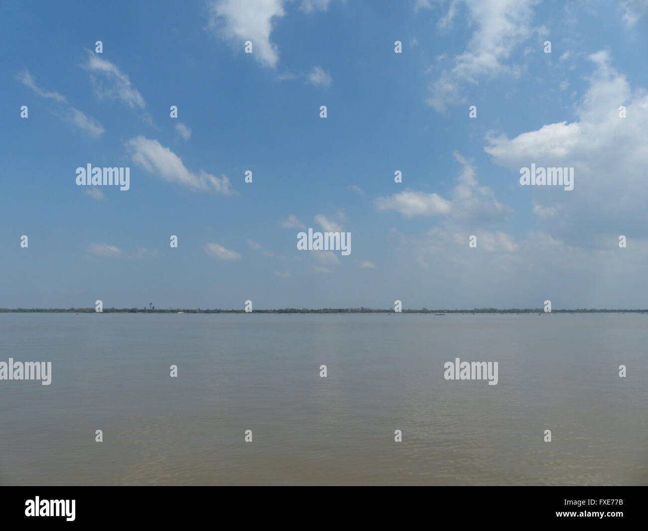 Breiter Fluss mit geöffneten Himmel Stockfoto