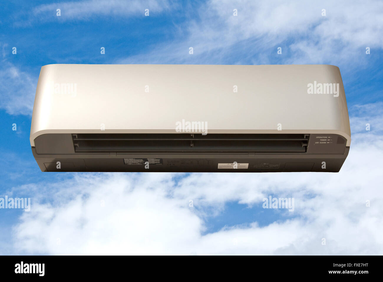 Nahaufnahme eines Kühlluftklimagerätes moderner HLK-Systeme. Konzept für Klimaanlage, Lüftung, Energieeffizienz und Industrie Stockfoto