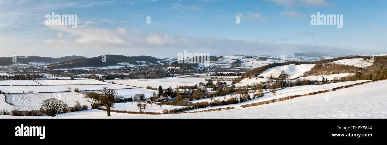 Ein Winter-Blick auf das Lugg-Tal an der walisischen Grenze mit Stapleton Schloss im Vordergrund und Presteigne in der Ferne Stockfoto