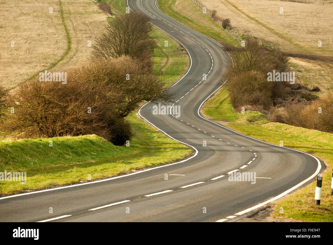 Kurvenreiche Straße auf der South Downs, East Sussex, England. Stockfoto