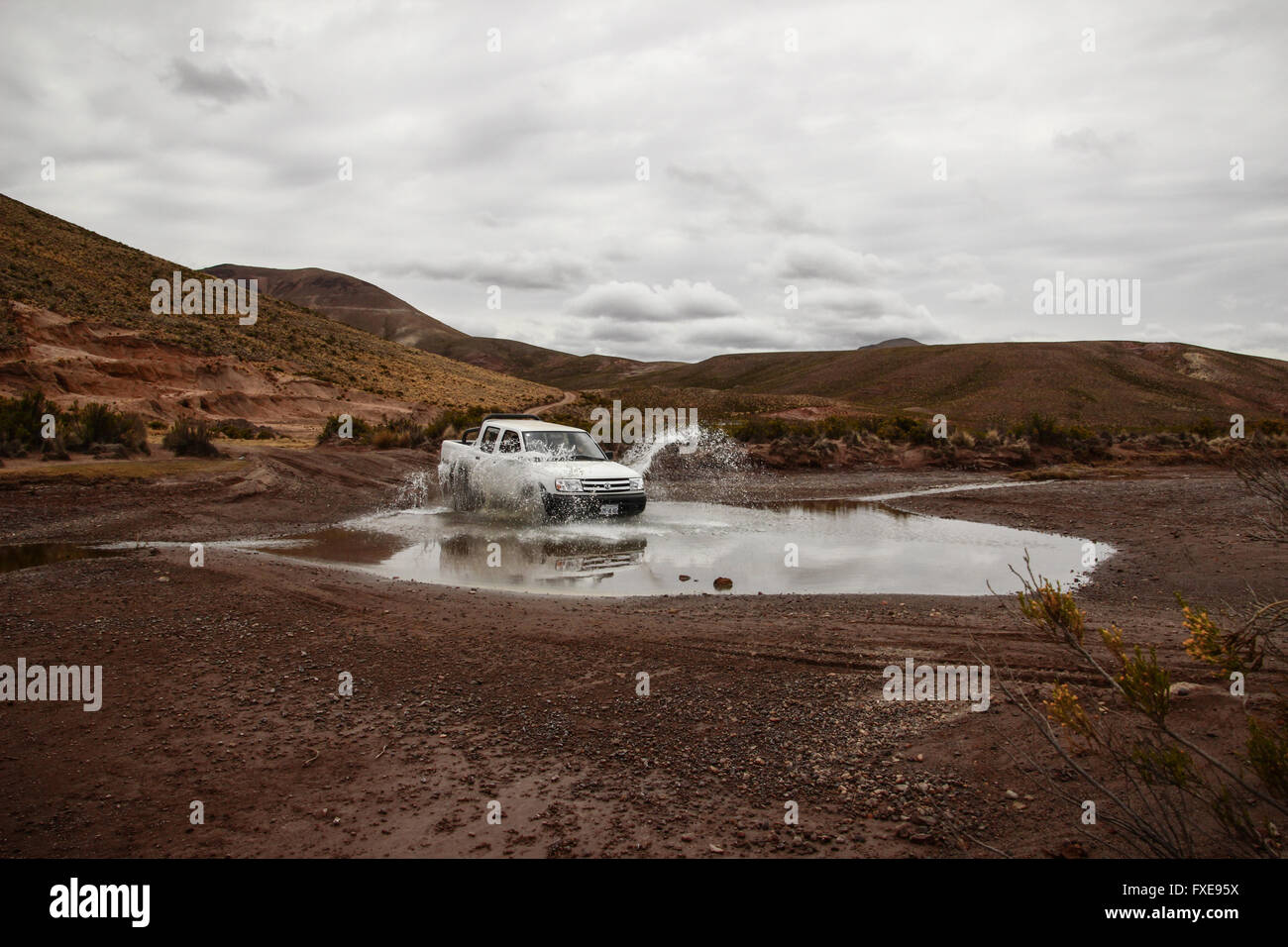 Kirgisistan, Kirgistan, einsamen Reisenden Offroad im Tal, Verteidiger im Wasser. Stockfoto