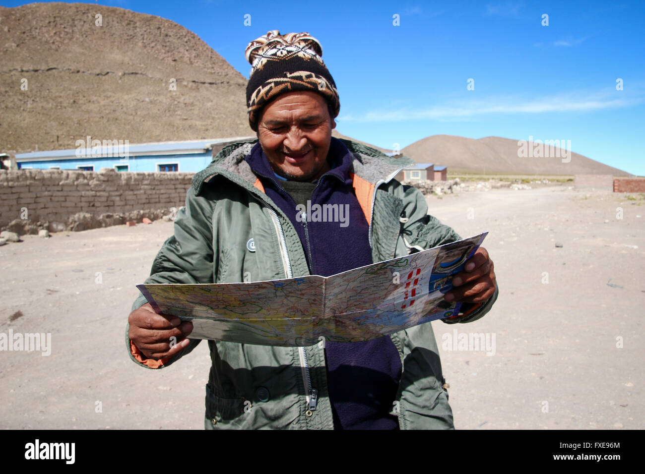 Bolivien, ein Reiseleiter mit einer Karte. Stockfoto