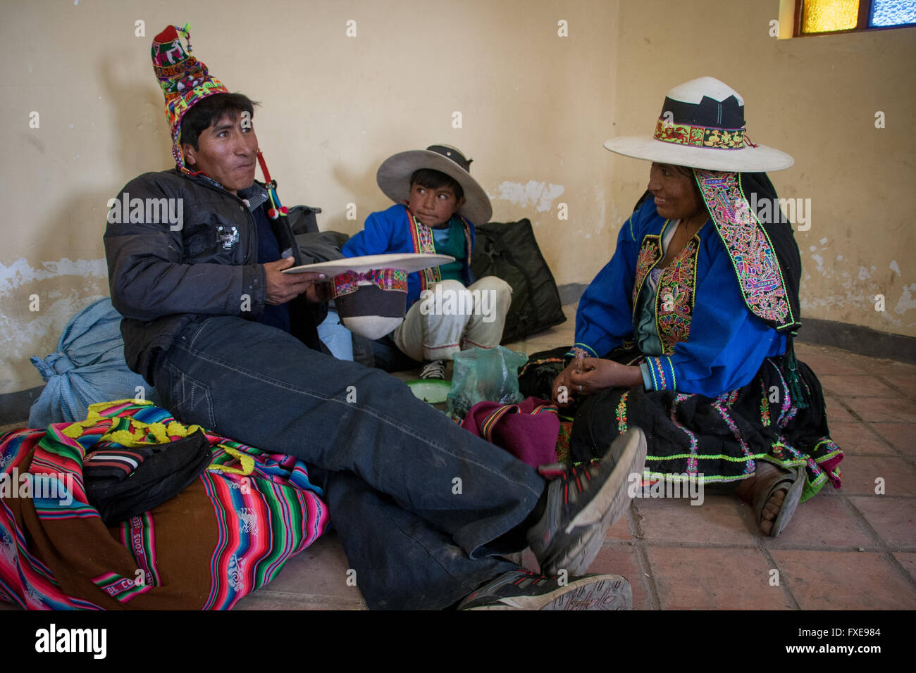 Bolivien, bolivianische Familie Essen zu Hause bei einem traditionellen Urlaub mit farbigen Kleidern. Stockfoto