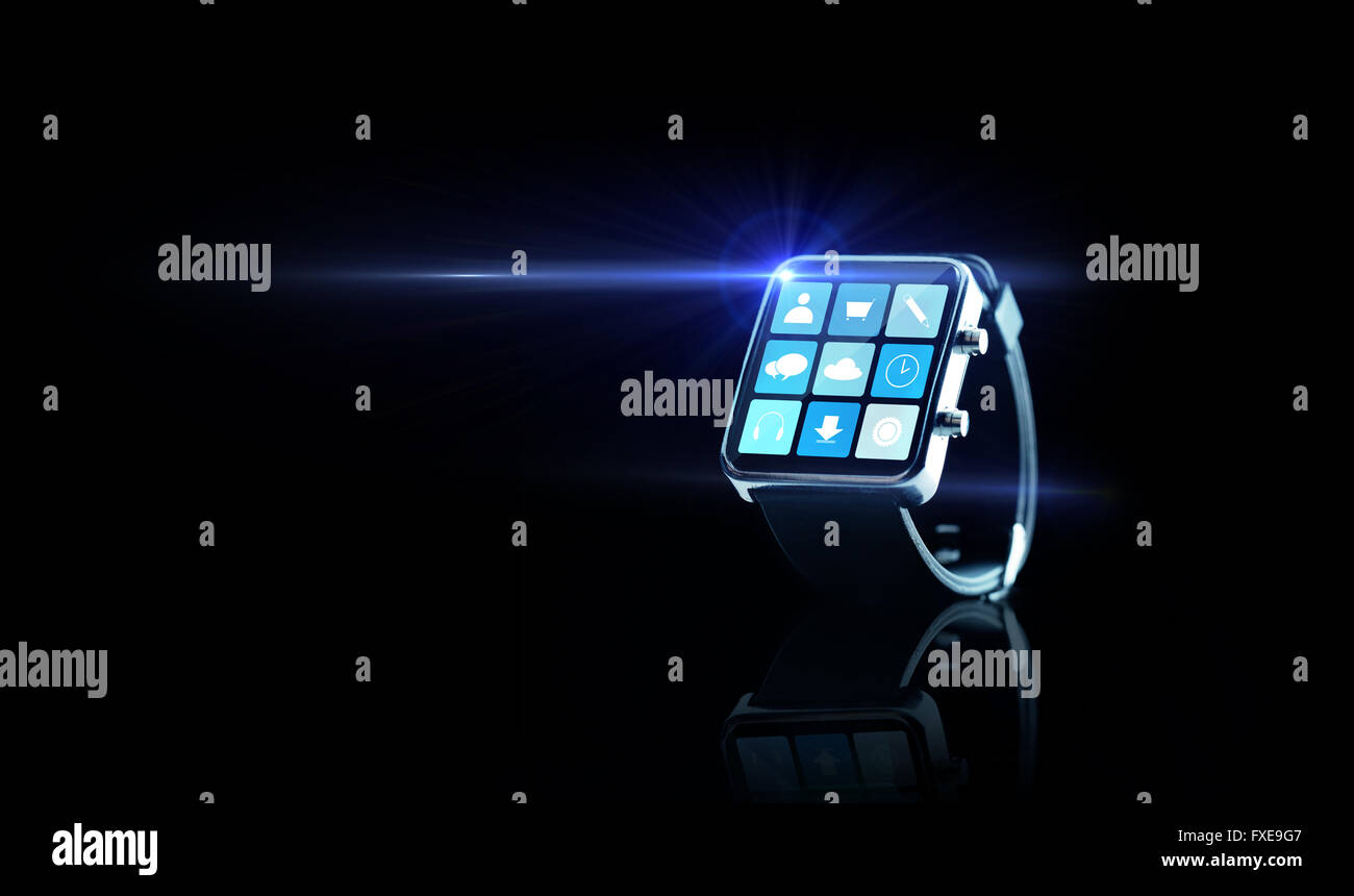 Nahaufnahme eines schwarzen Smartwatch mit app-Symbole Stockfoto