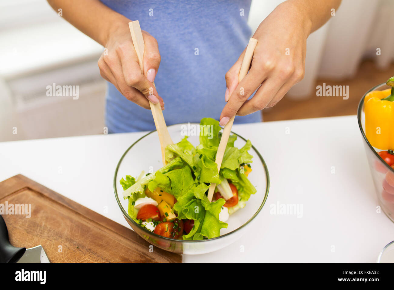 Nahaufnahme von Frau Kochen zu Hause Gemüsesalat Stockfoto