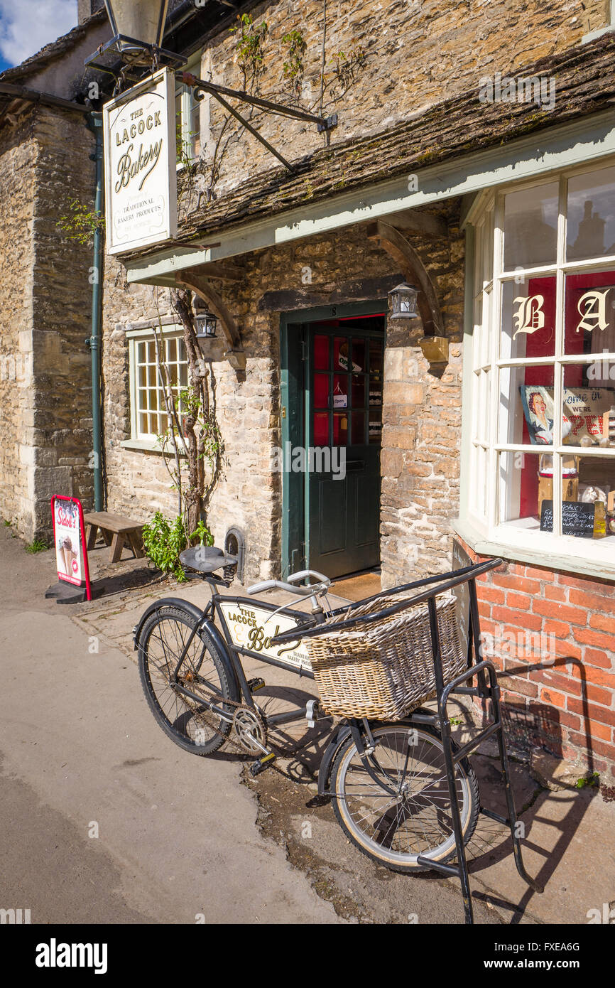 Bäcker-Fahrrad außerhalb der Dorfbäckerei in Lacock Wiltshire UK Stockfoto