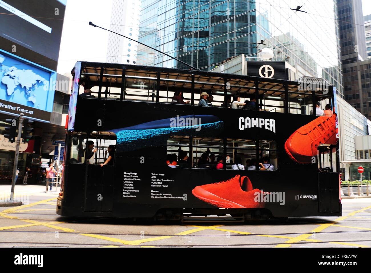 Trendige Straßenbahn im Zentrum von Hongkong. Klassisches Album-Cover Stockfoto