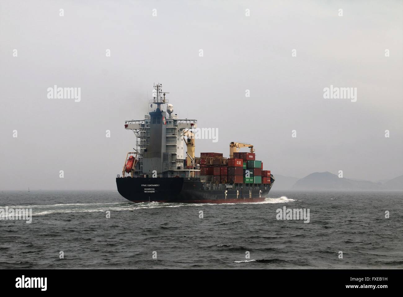 Frachtschiff mit viel Container an Bord Stockfoto