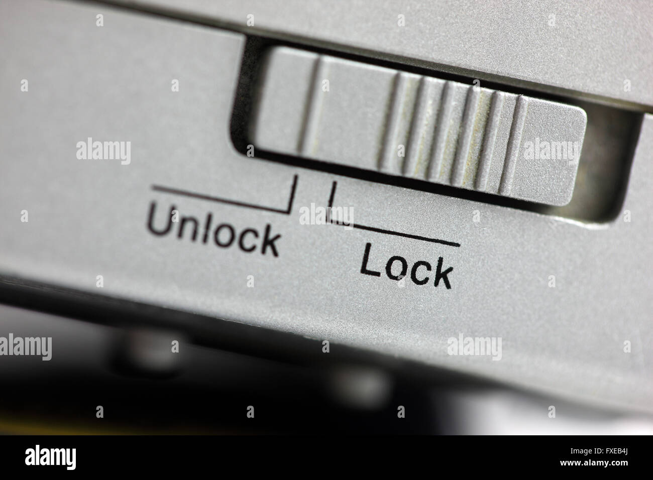 Sperren Sie und entsperren Sie Worte und ein Schieberegler auf ein Radio. Stockfoto