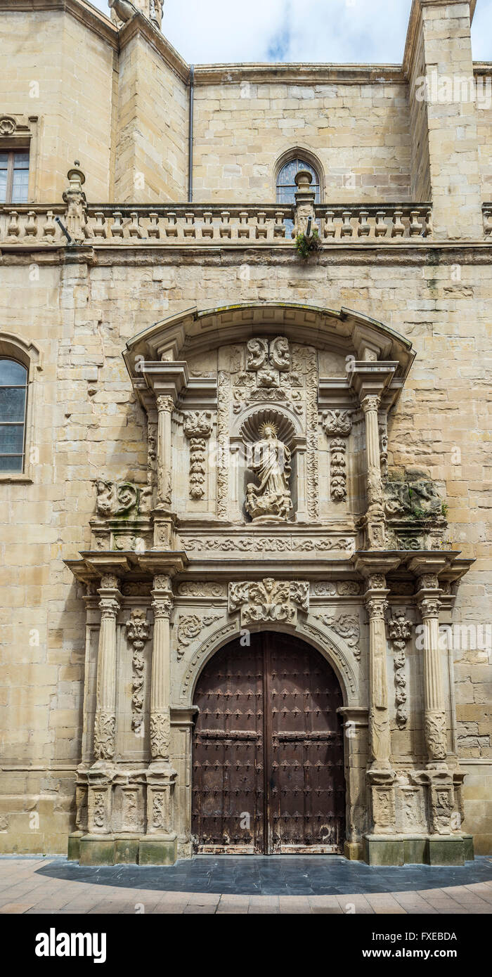 Seitliche Fassade des Co-Kathedrale de Santa Maria De La Redonda in Calle Portales von Logroño, La Rioja, Spanien. Stockfoto