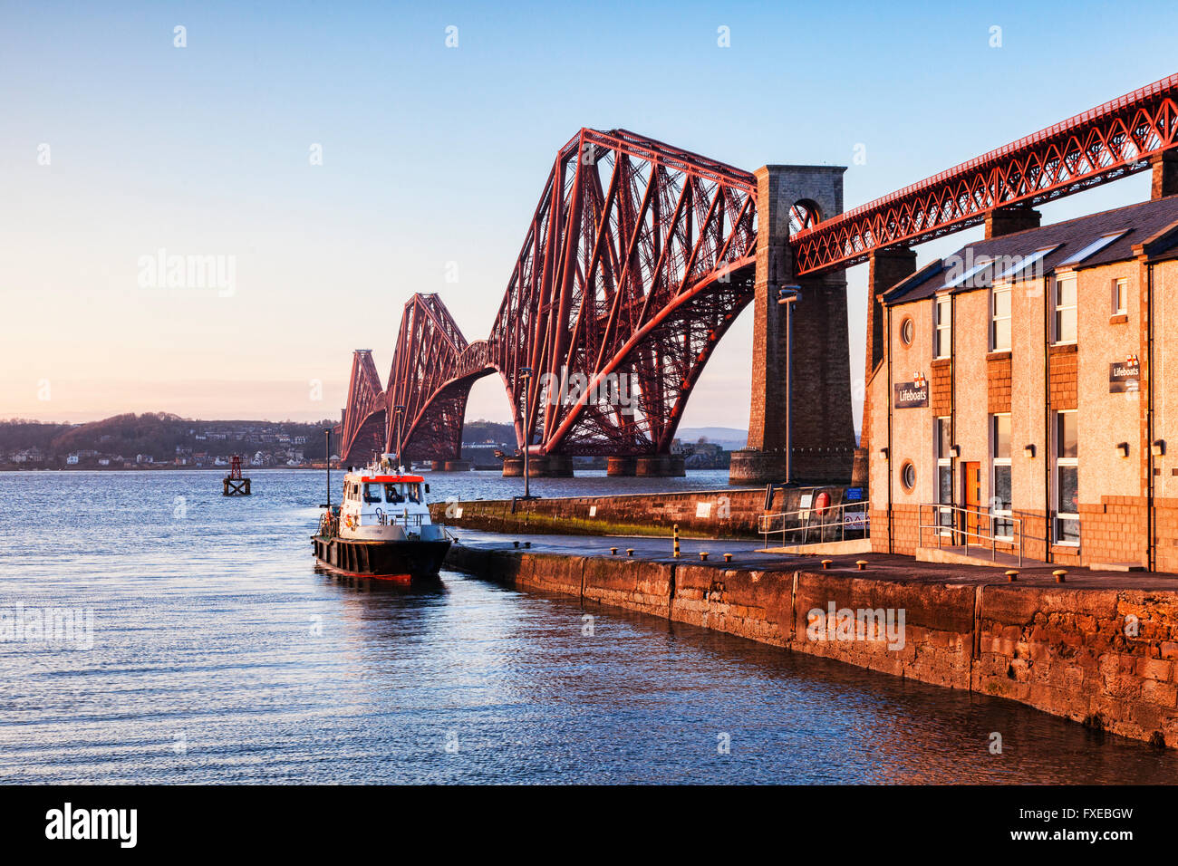 Her-Eisenbahnbrücke, Queensferry, Edinburgh, East Lothian, Schottland, UK, einer der berühmtesten Brücken der Welt und ein Symbol o Stockfoto