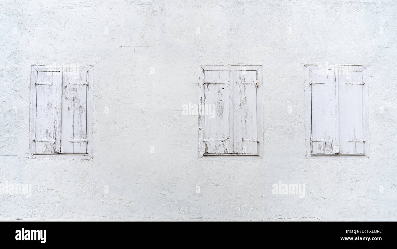 Drei Fenster mit geschlossenen Fensterläden Stockfoto