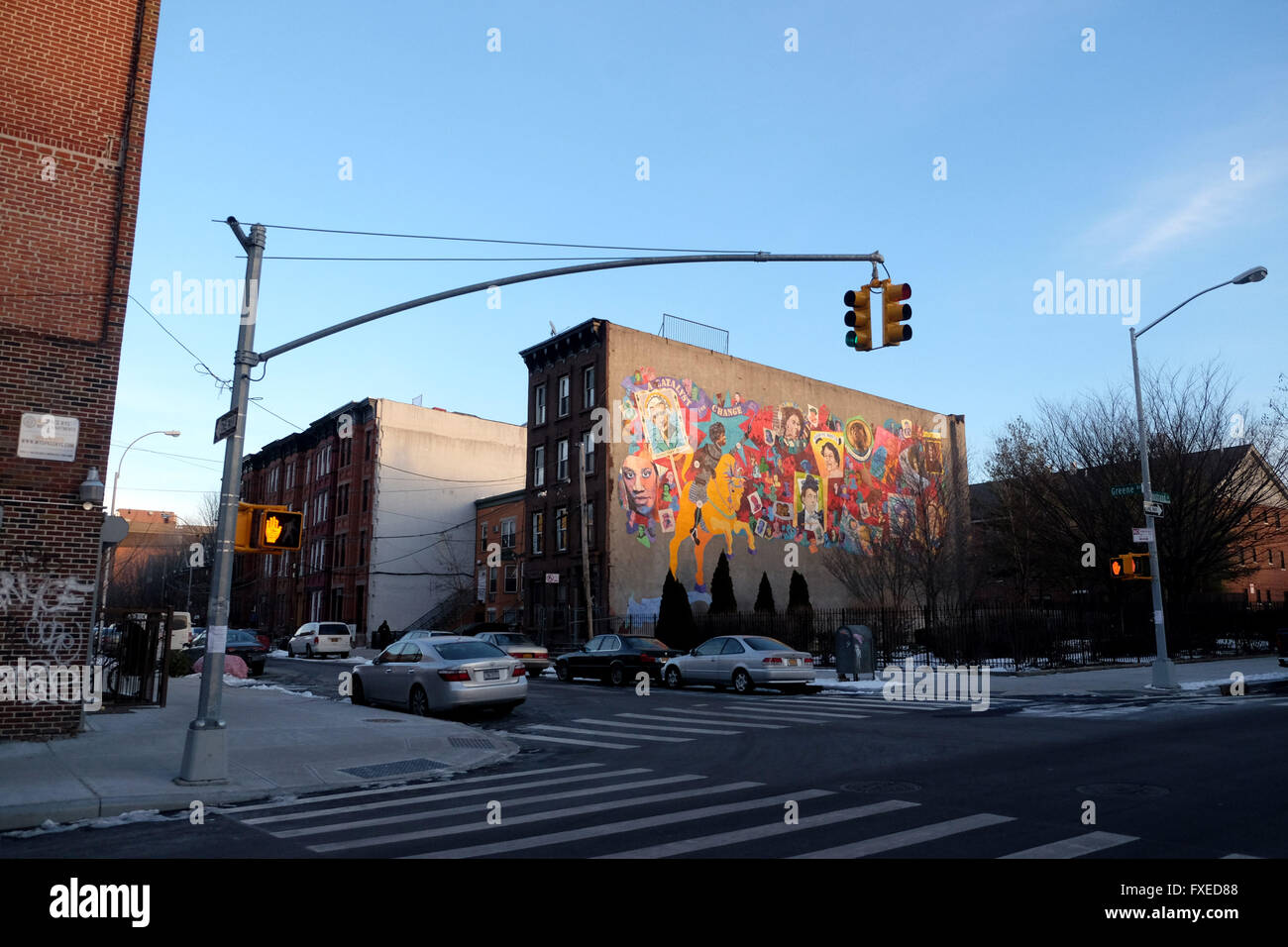 Sonne über Graffiti in der Abenddämmerung in Brooklyn in New York City, Vereinigte Staaten von Amerika. Stockfoto