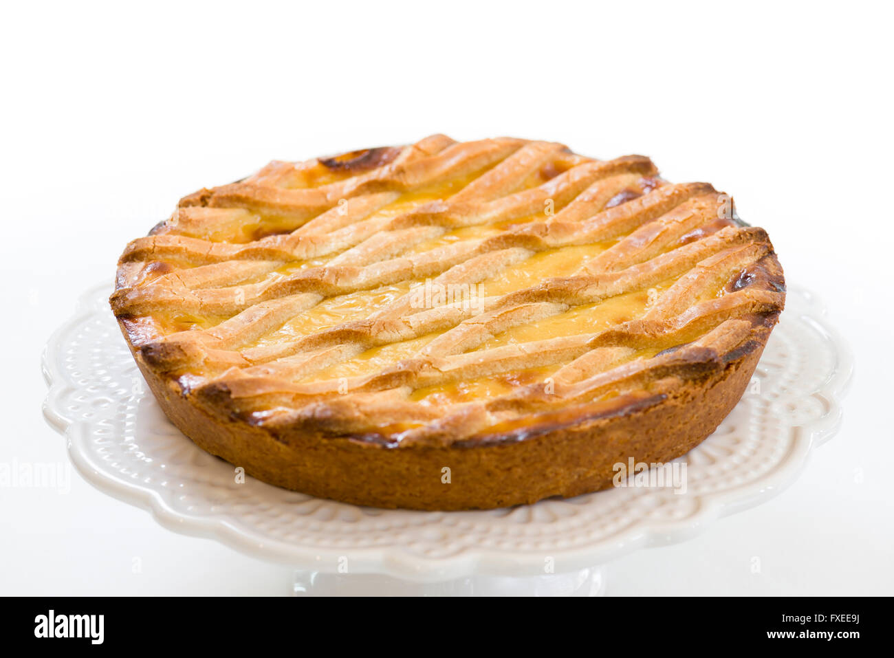 Gebäck Kuchen mit Sahne und gefüllt mit Walnüssen Stockfoto