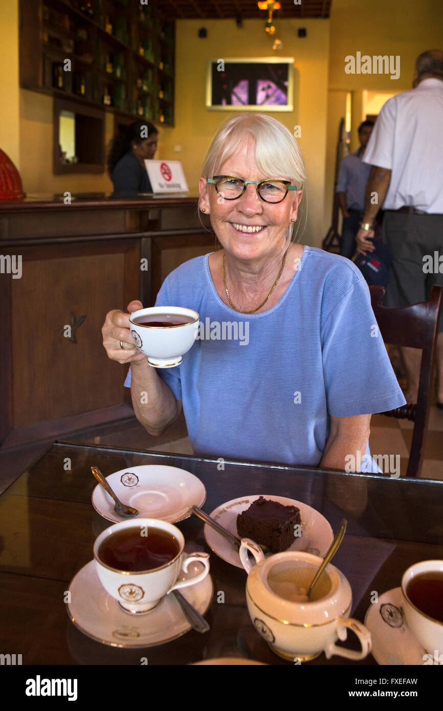 Sri Lanka, Nuwara Eliya, Mackwoods Labookellie Hochland Tee Fabrik Frau Probenahme Tee Stockfoto