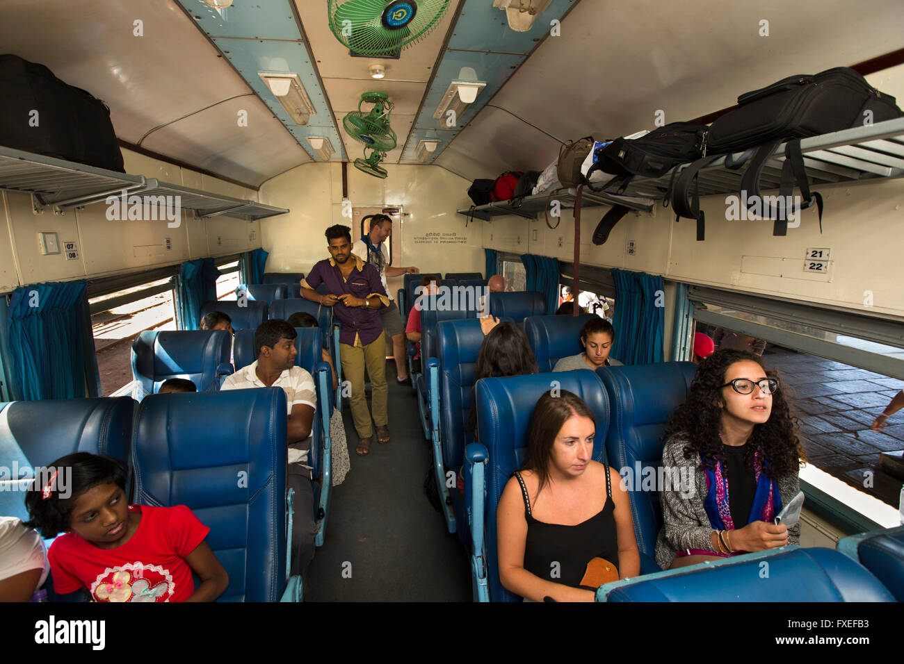 Sri Lanka, Bahnreisen, Highland Railway, Nan Oya, Passagiere in der First Class Beobachtung Auto Stockfoto