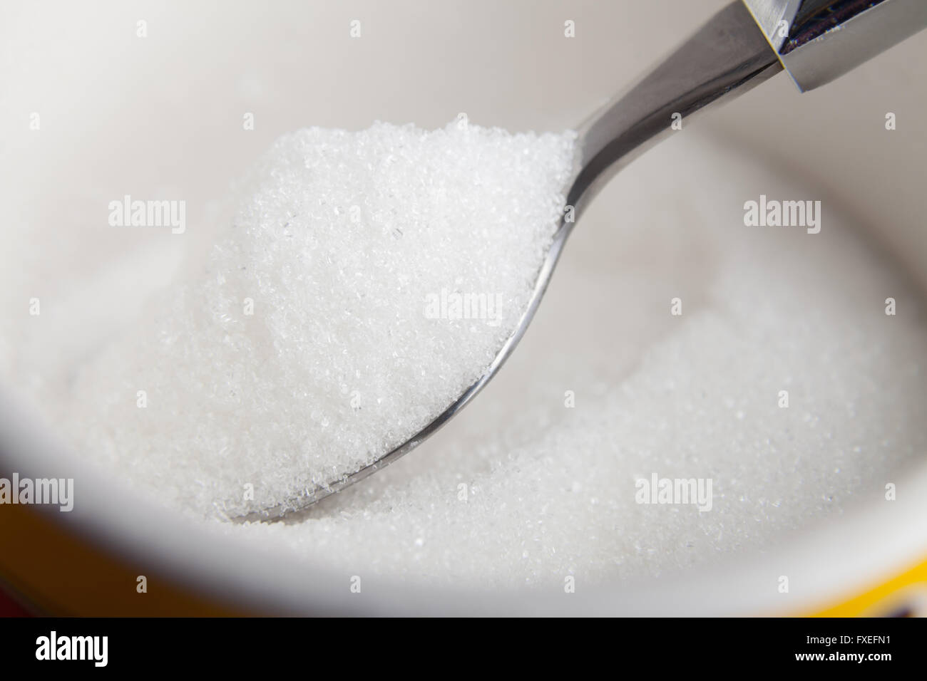 Teelöffel Zucker in einer Schüssel Stockfoto