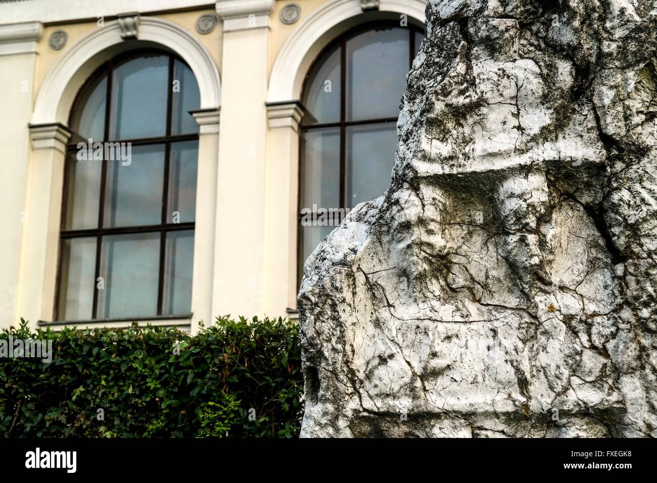 Alten Grabstein vor der nationalen Museum von Bosnien und Herzegowina. Stockfoto