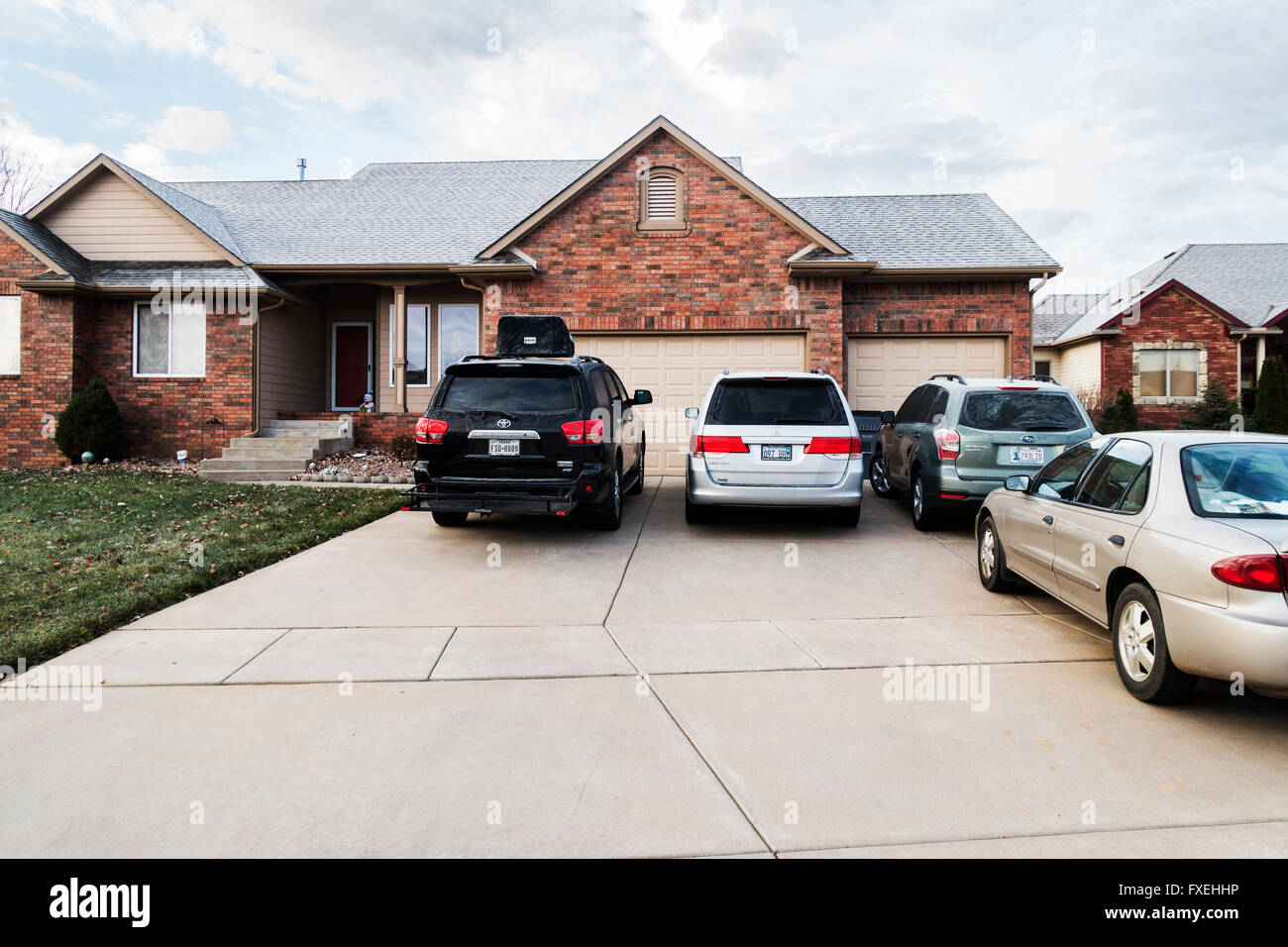 Ein modernes Backsteinhaus in Wichita, Kansas, USA, mit einer Garage für drei Autos. Stockfoto