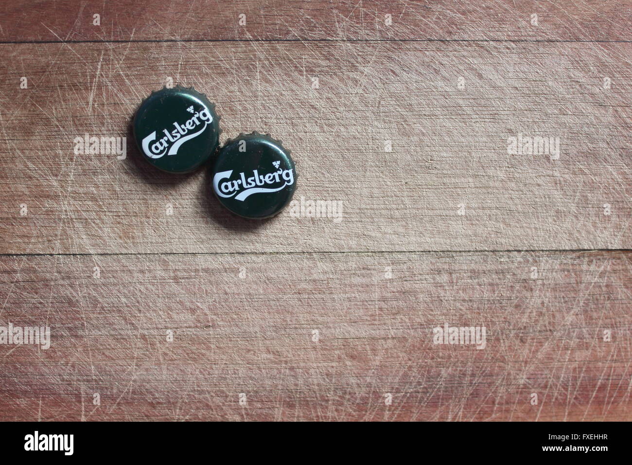 Carlsberg Kronkorken auf Holz Hintergrund Stockfoto