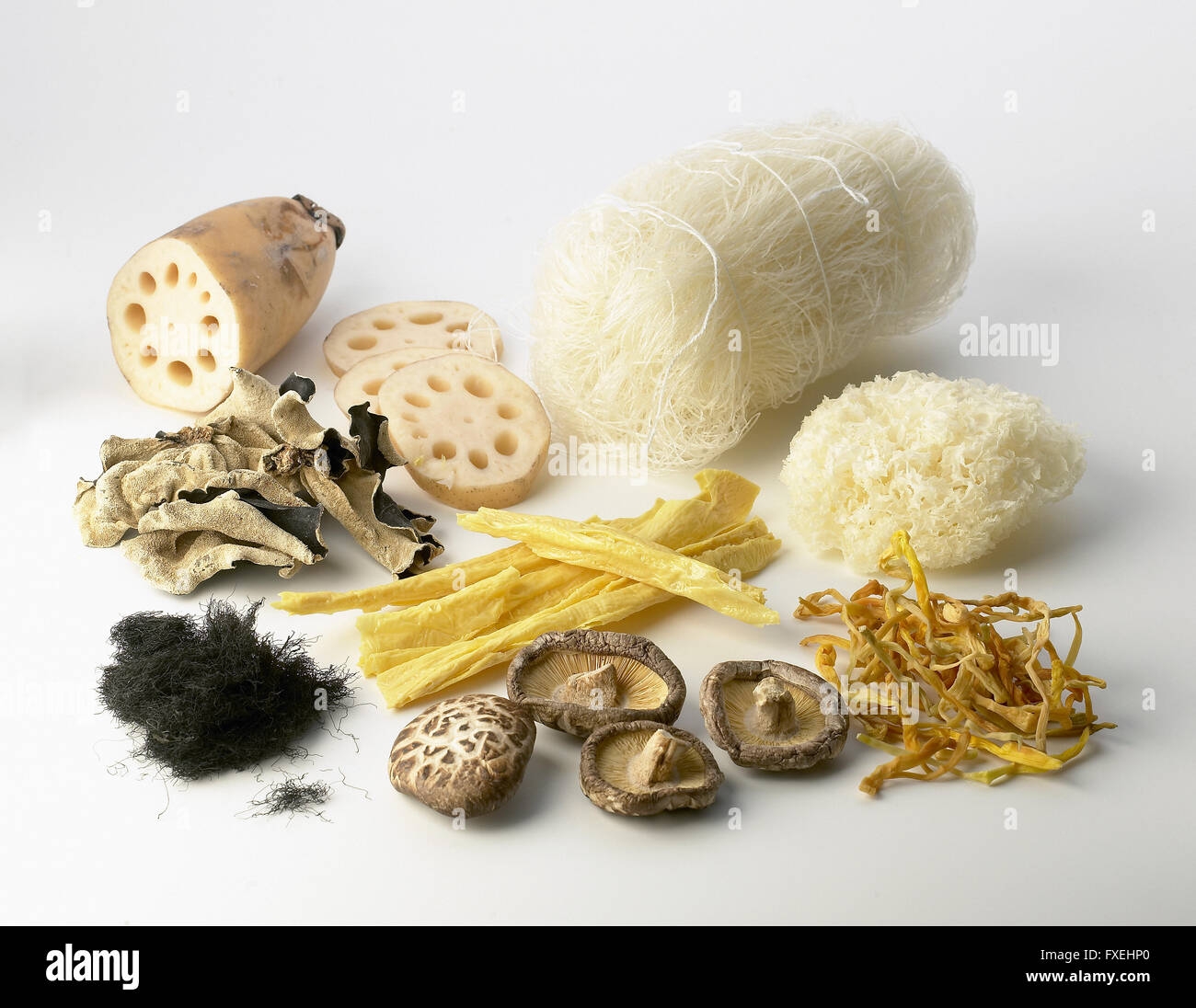 Lotuswurzel, getrockneten Tofu-Haut, feine Bohnen Nudeln, schwarze Pilz, Haar Moos, Tiger Lilienknospen, weißen Pilz, schwarze Pilz und shiitake Stockfoto
