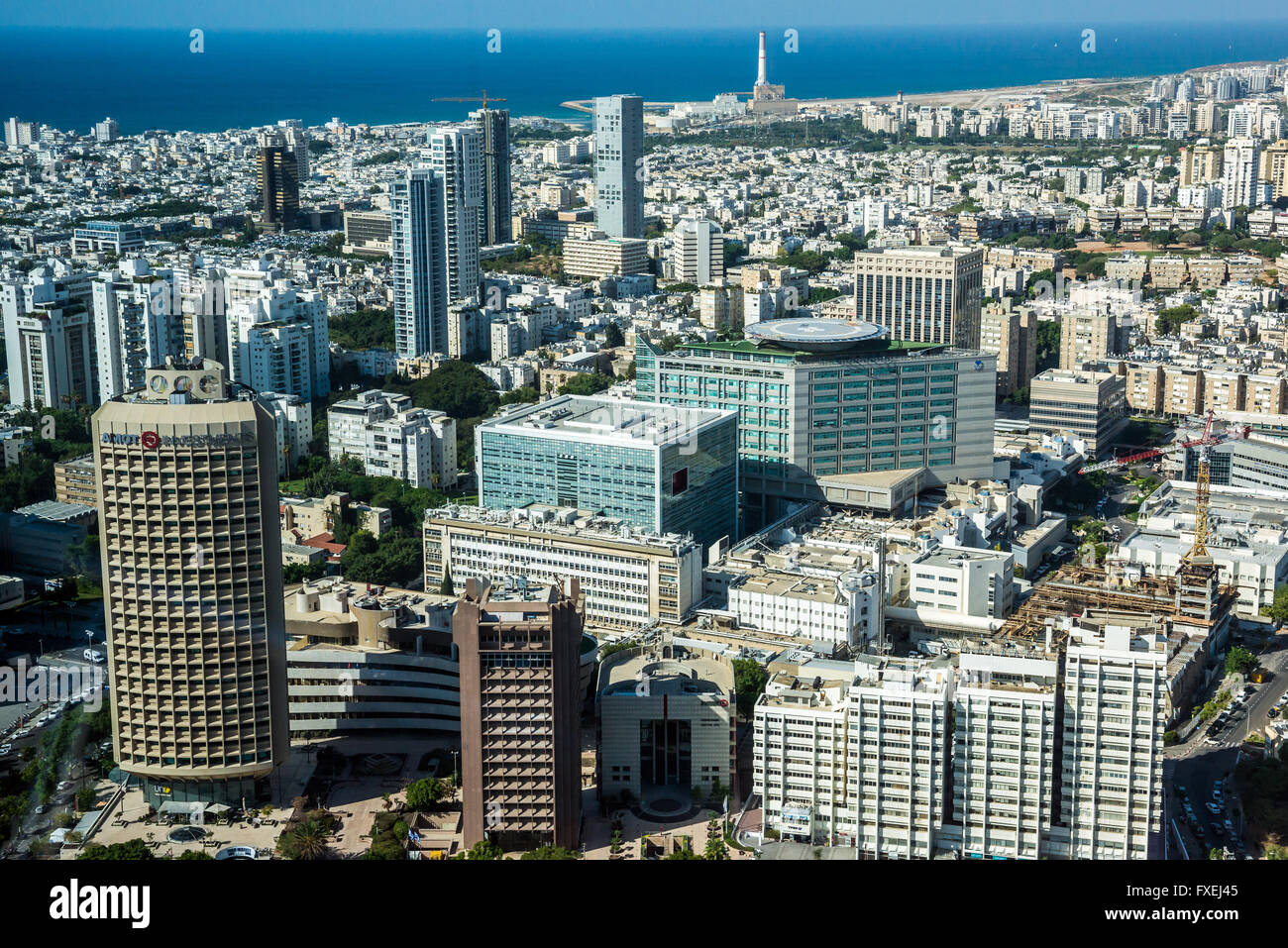 Stadt Tel Aviv in Israel. Luftaufnahme von Azrieli Center Circular Tower mit Europa-Israel-Turm und Sourasky Medical Center Stockfoto