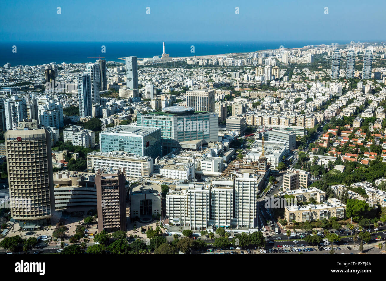 Stadt Tel Aviv in Israel. Luftaufnahme von Azrieli Center Circular Tower mit Europa-Israel-Turm und Sourasky Medical Center Stockfoto