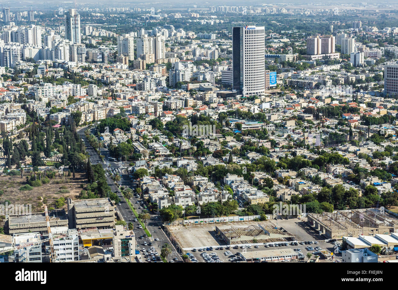 Tel Aviv und Ramat Gan Städte in Israel. Luftaufnahme von Aussichtsplattform in Azrieli Center runden Turm mit Derech HaShalom Stockfoto