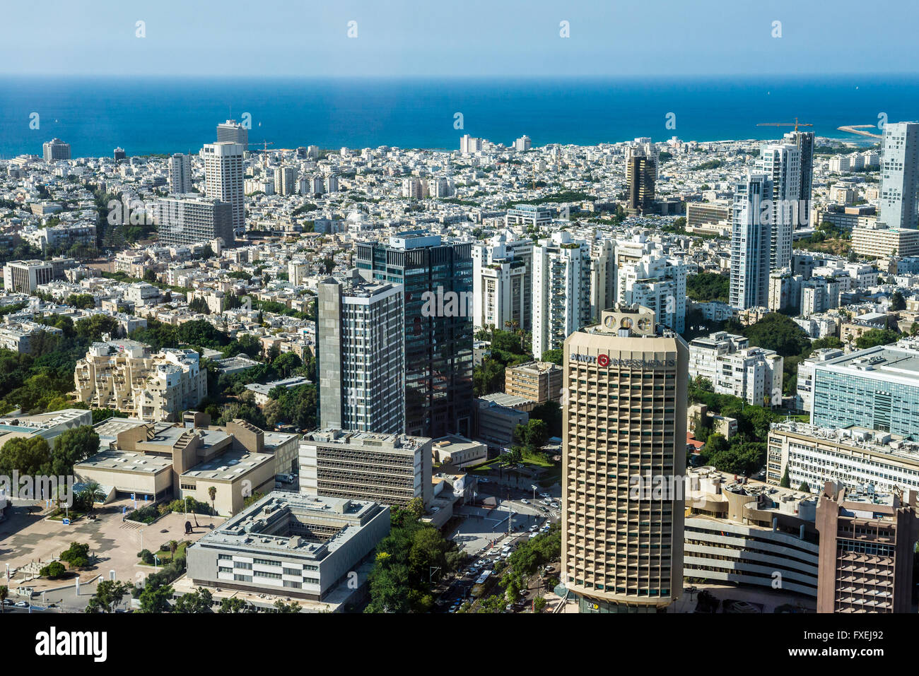 Stadt Tel Aviv in Israel. Luftaufnahme von Aussichtsplattform im Azrieli Center Circular Tower mit Europa-Israel-Turm Stockfoto