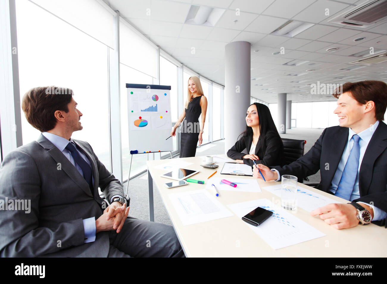 Arbeitnehmer bei der Business-meeting, Präsentation von Finanzberichten im modernen Büro betrachten Stockfoto