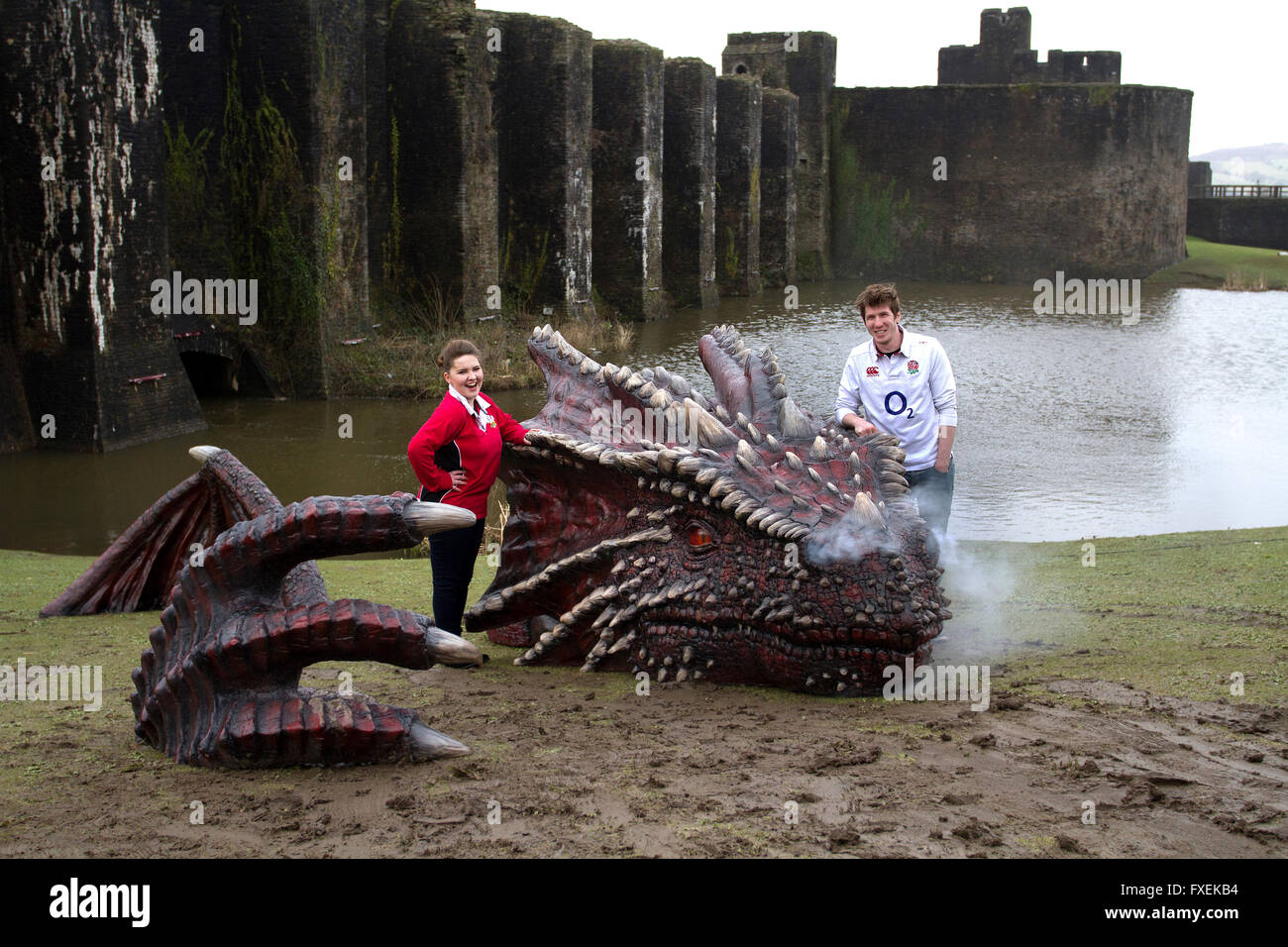 CAERPHILLY SOUTH WALES UK 1. März 2016 Cadw installiert ein Drache in Caerphilly Castle St Davids Tag links nach rechts markieren Stockfoto