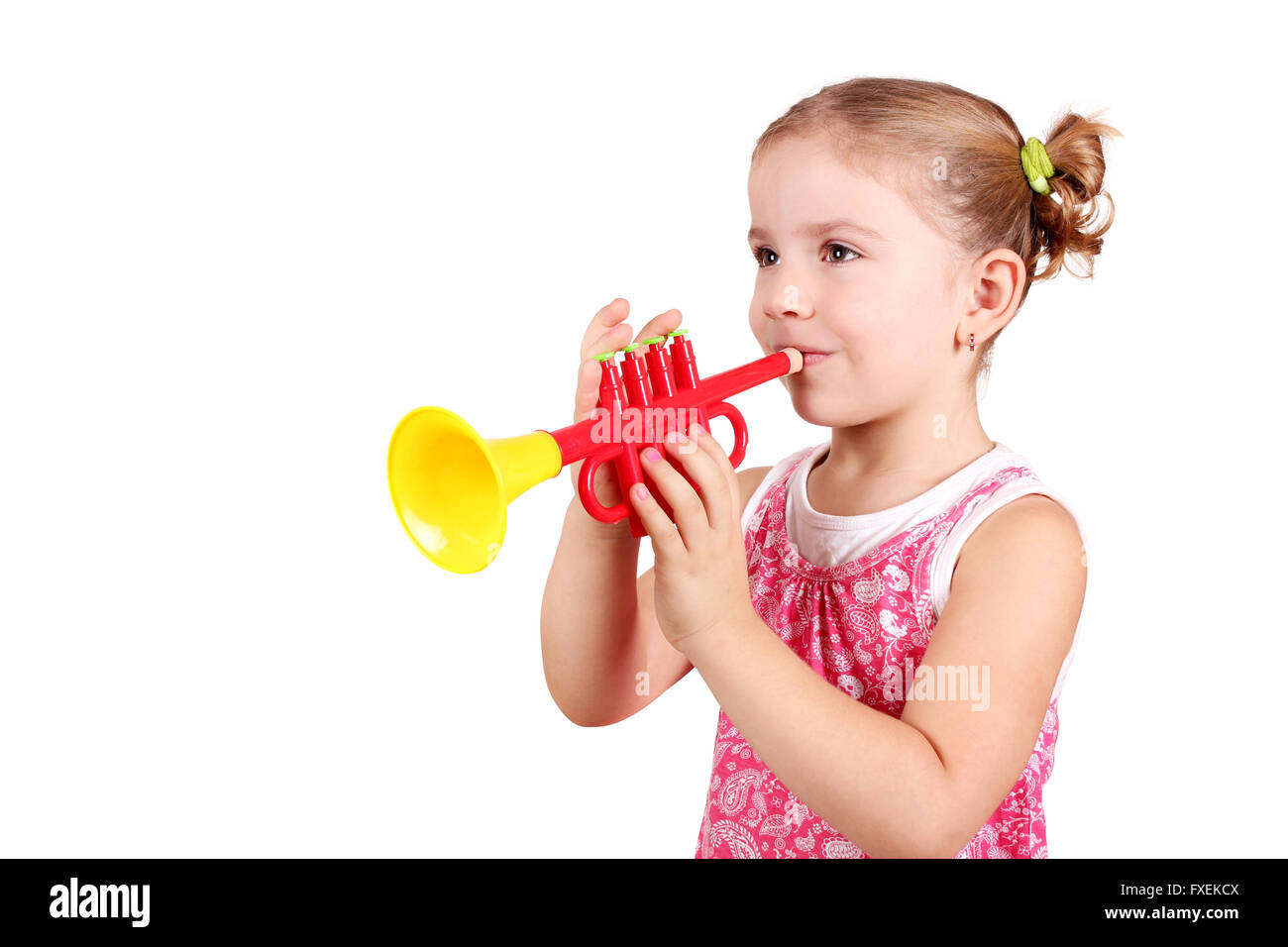 kleine Mädchen spielen Trompete Stockfoto
