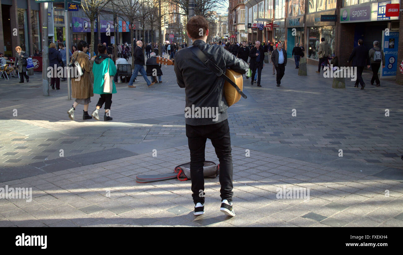 Junger Mensch als Straßenmusikant auf Sauchiehall Street Glasgow Stockfoto