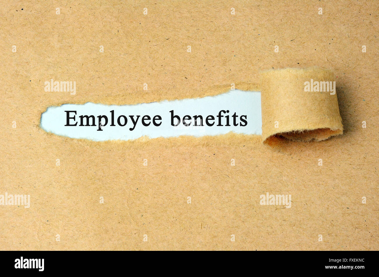Zerrissenes Papier mit dem Text "Leistungen an Arbeitnehmer". Stockfoto