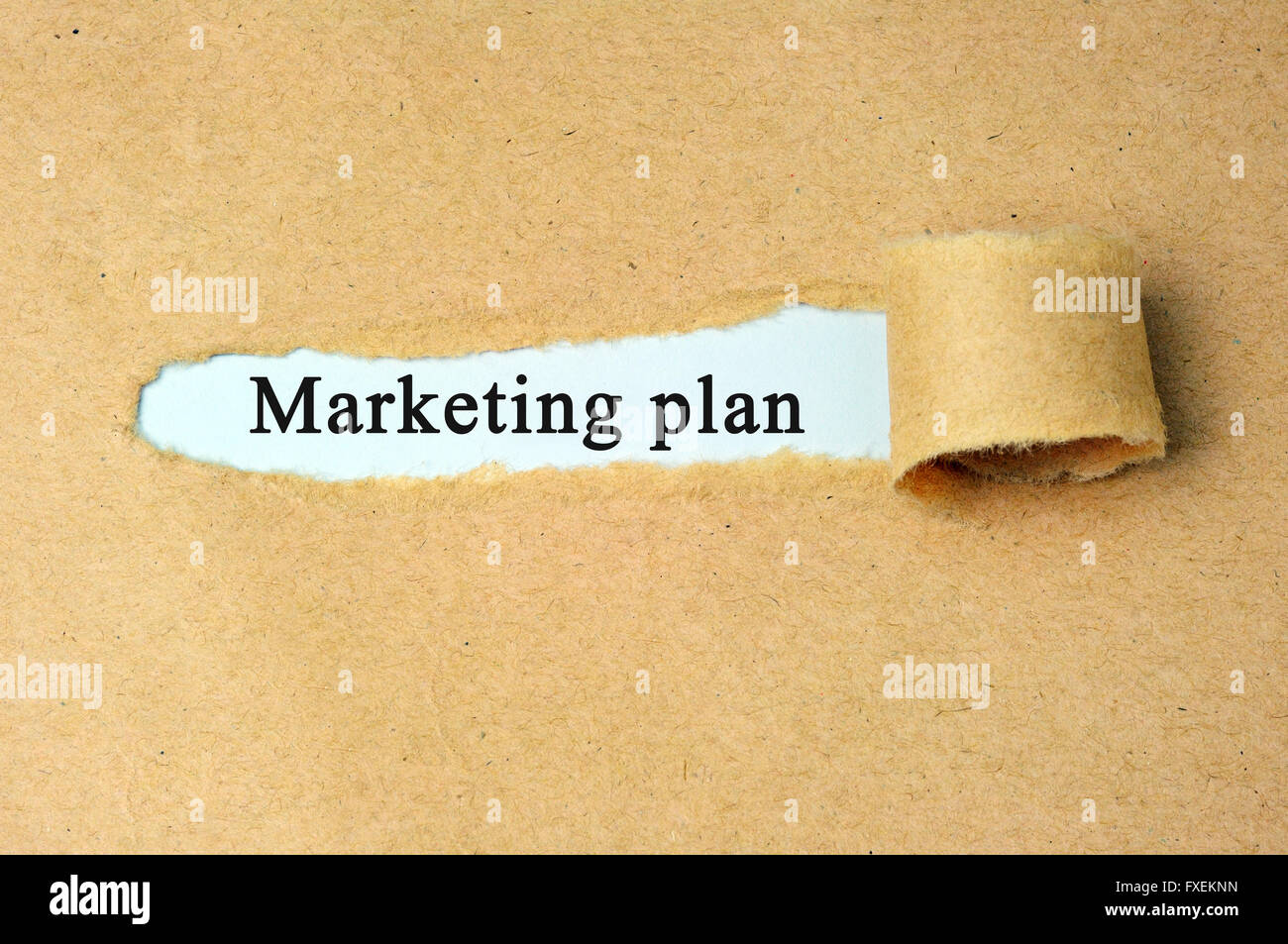Zerrissenes Papier mit dem Text "Marketingplan". Stockfoto
