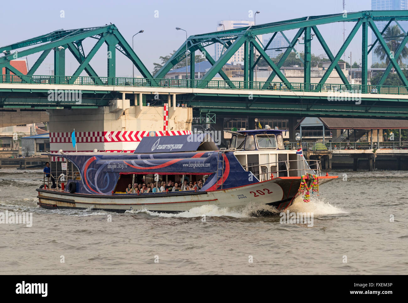 Touristischen express Fähre in der Nähe von Memorial Bridge Chao Phraya Fluss Bangkok Thailand Stockfoto